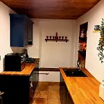 Hanul Rosu Apartment