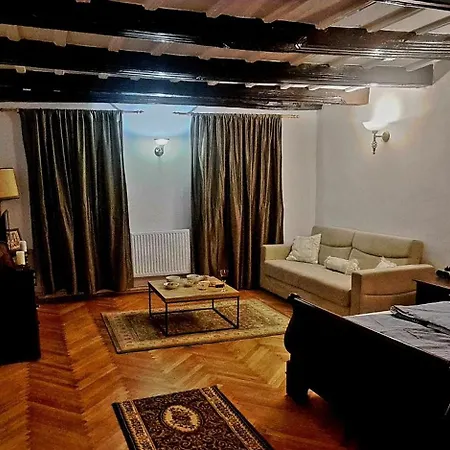 Hanul Rosu Apartman *